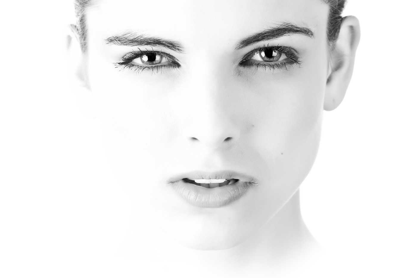 Portrait en noir et blanc d'un visage de femme - Addax