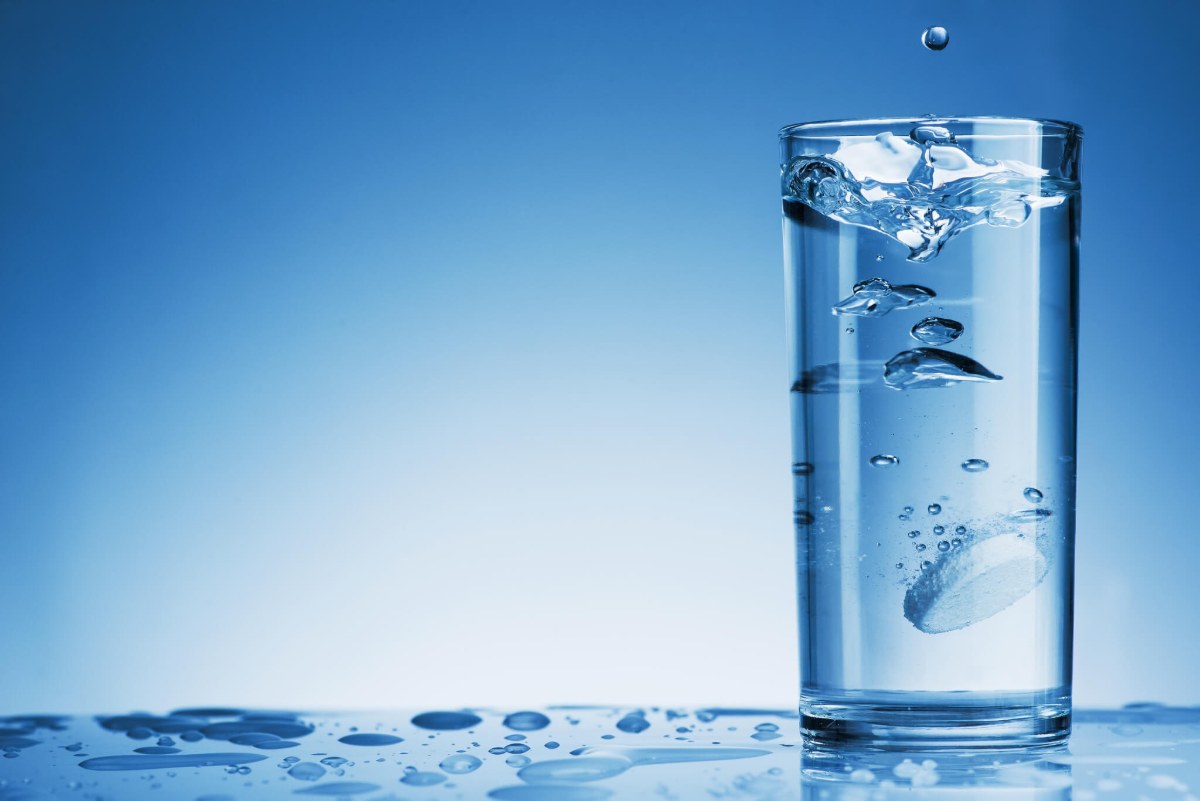 Comprimé effervescent Biofar dans un verre d'eau