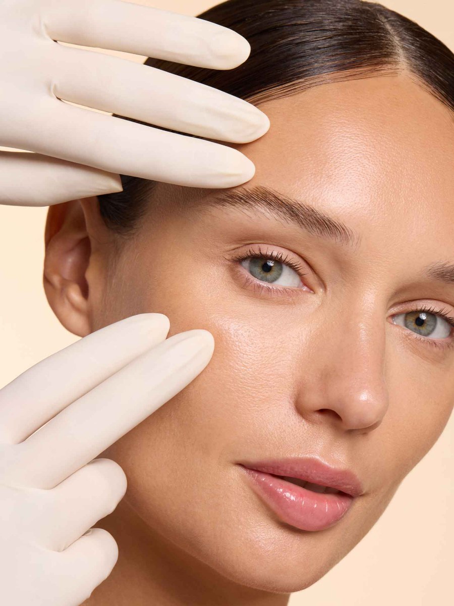 Visage de femme et mains gantées, soin dermatologique - BioNike