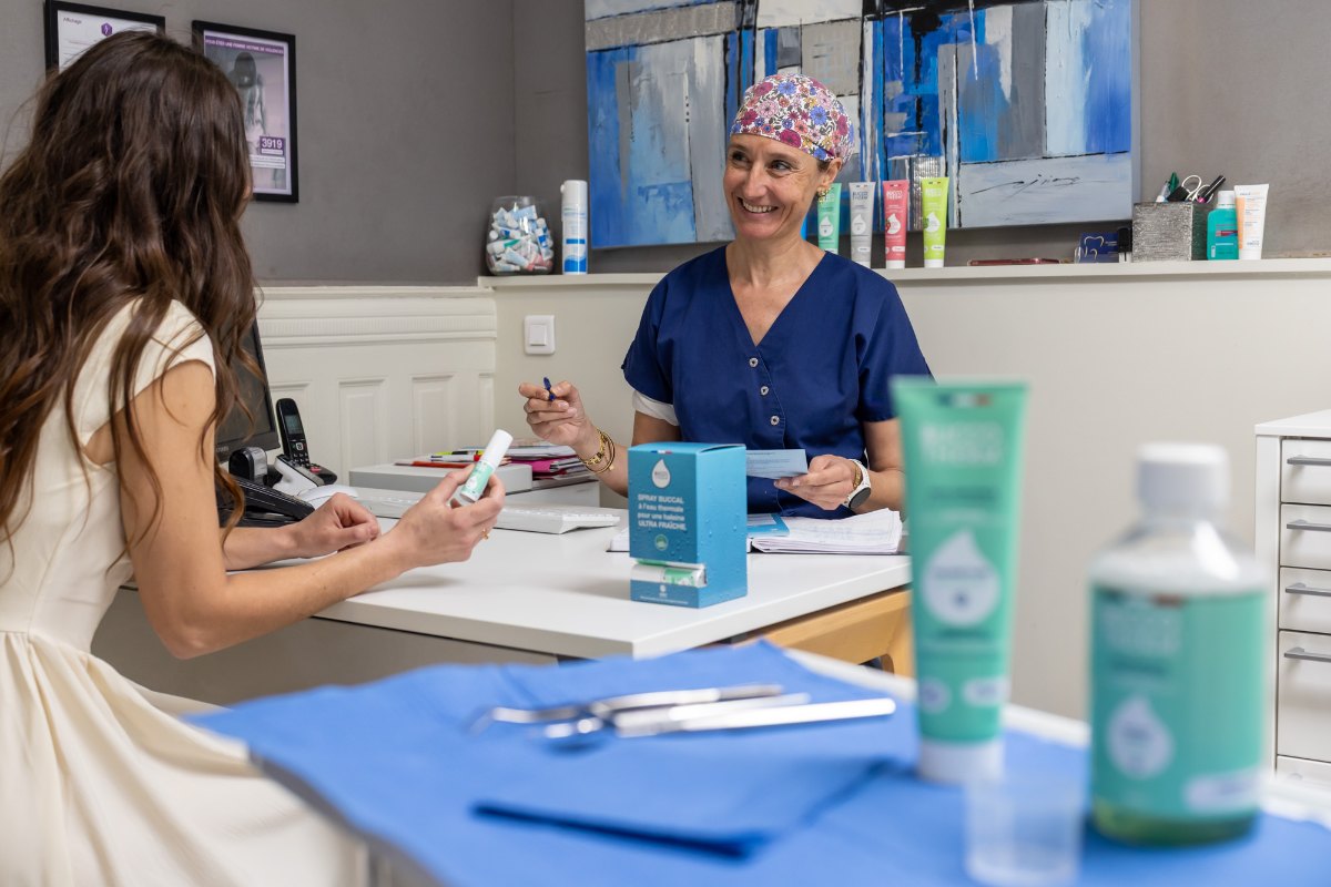 Chirurgien-dentiste conseillant les soins Buccotherm en cabinet