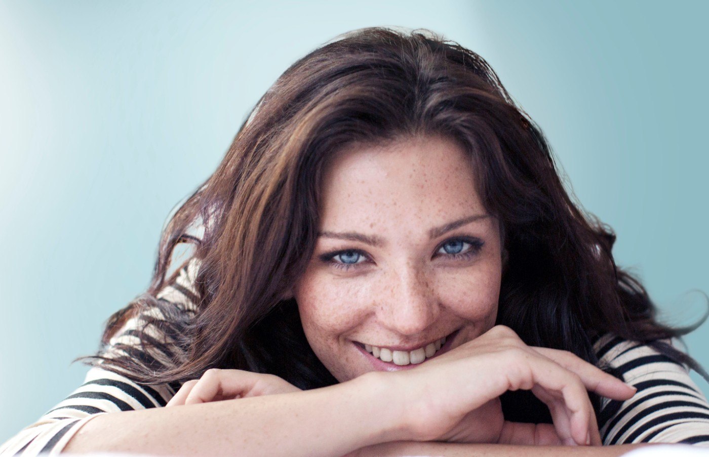 Femme souriante au teint lumineux - Dermagor