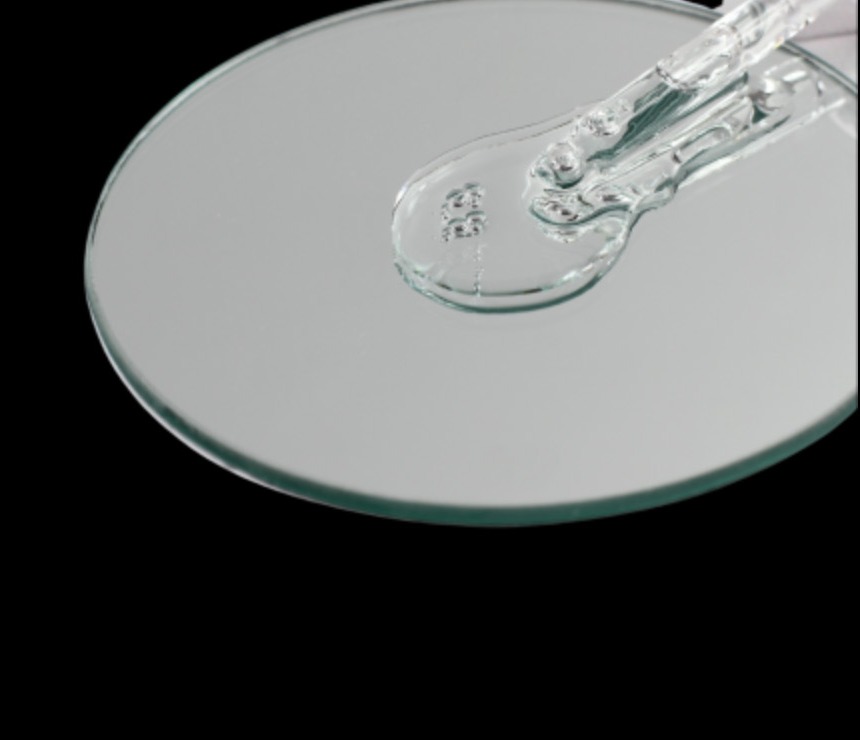 Sérum Dermalium sur une surface en verre