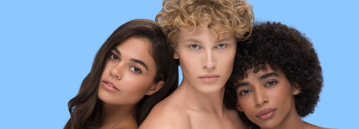 Trois visages sur fond bleu, univers Dermedic