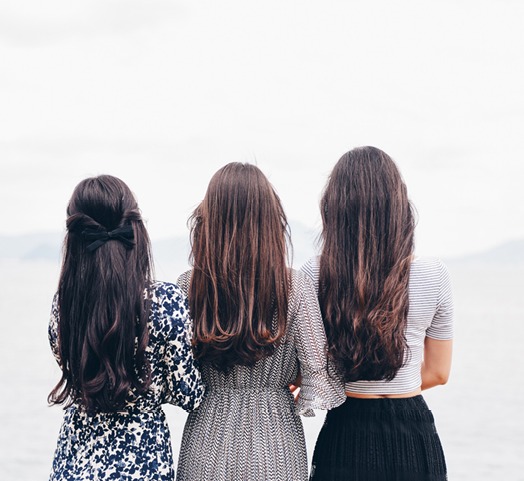 Trois femmes aux longs cheveux vues de dos - Elcéa