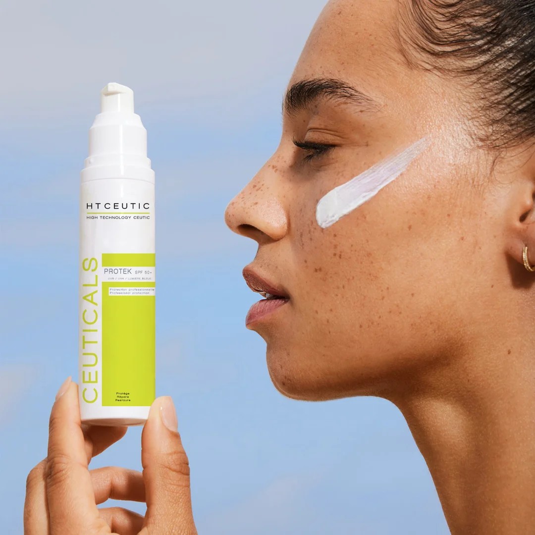Femme tenant l'écran solaire Protek SPF 50+ - HT Ceutic