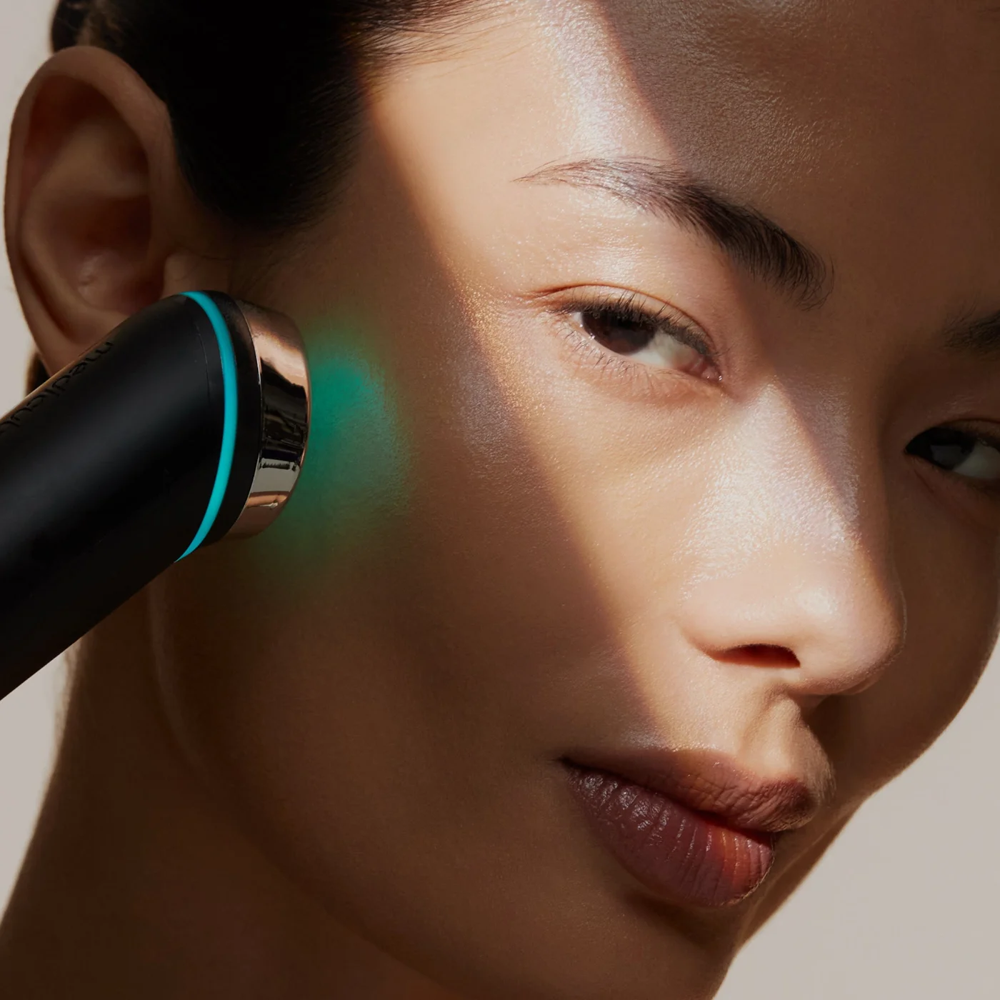 Medicube, appareil de beauté sur le visage