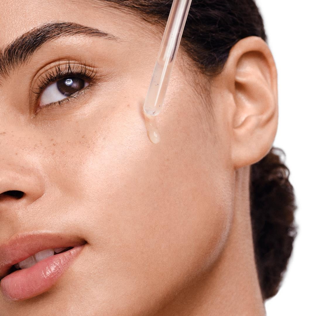 Femme appliquant un sérum - Neutrogena