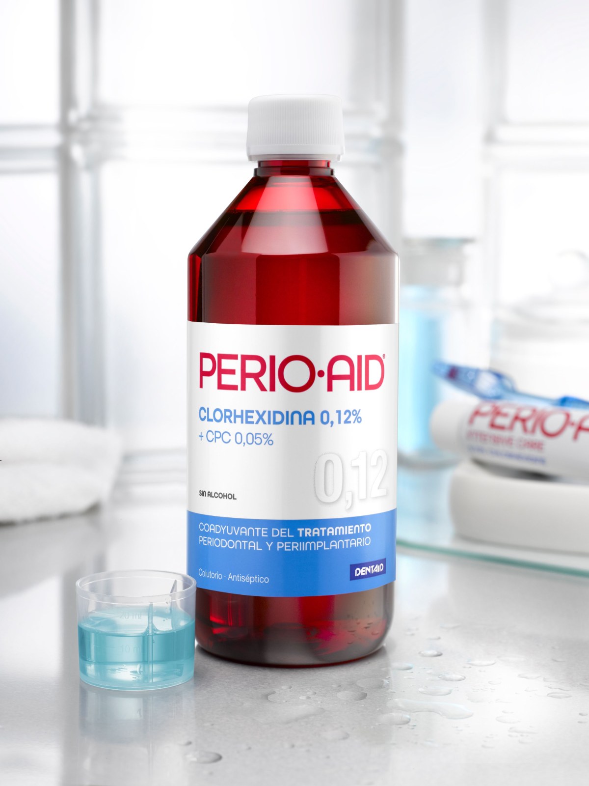 Bain de bouche Perio-aid dans une salle de bain